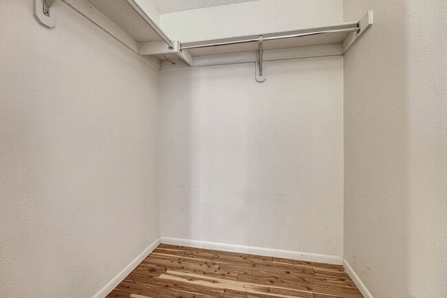 Building Photo - Move-In Ready Townhome with Garage & Great Amenities!