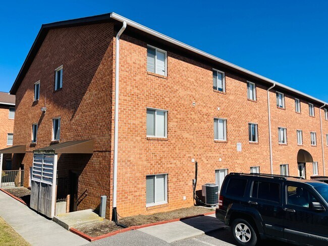 Building Photo - * RE-RENTAL AVAILABLE 8/14/26 * 4 Bedroom, 2 Bath Apartment