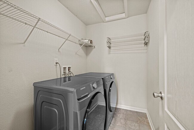 Building Photo - Beautifully Maintained 3-Bedroom Townhome with Bonus Room in Desirable Community