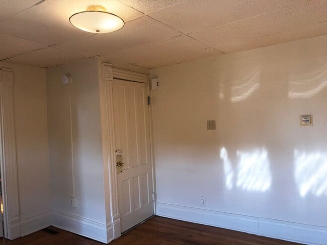 Building Photo - Beautiful Upper Flat With Private Side Por...