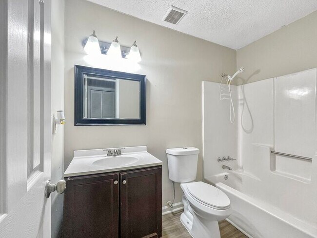 Building Photo - 2135 Valley Oaks Dr SE