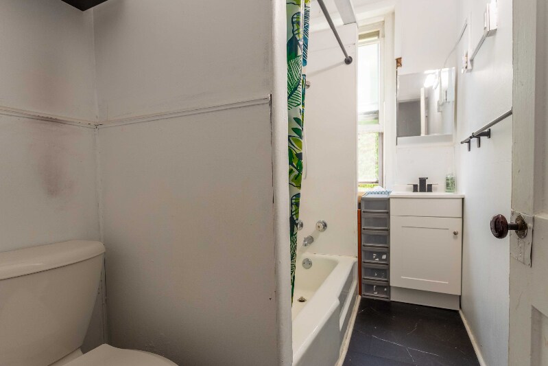 Building Photo - 1658 Iowa St