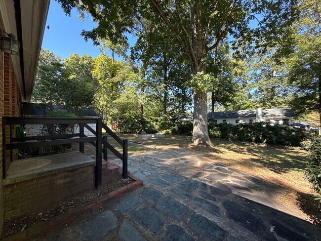 Building Photo - 3-Bedroom Home in Montclaire!