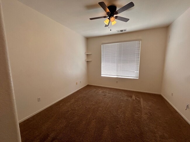 Building Photo - Beautiful home for rent in Visalia!