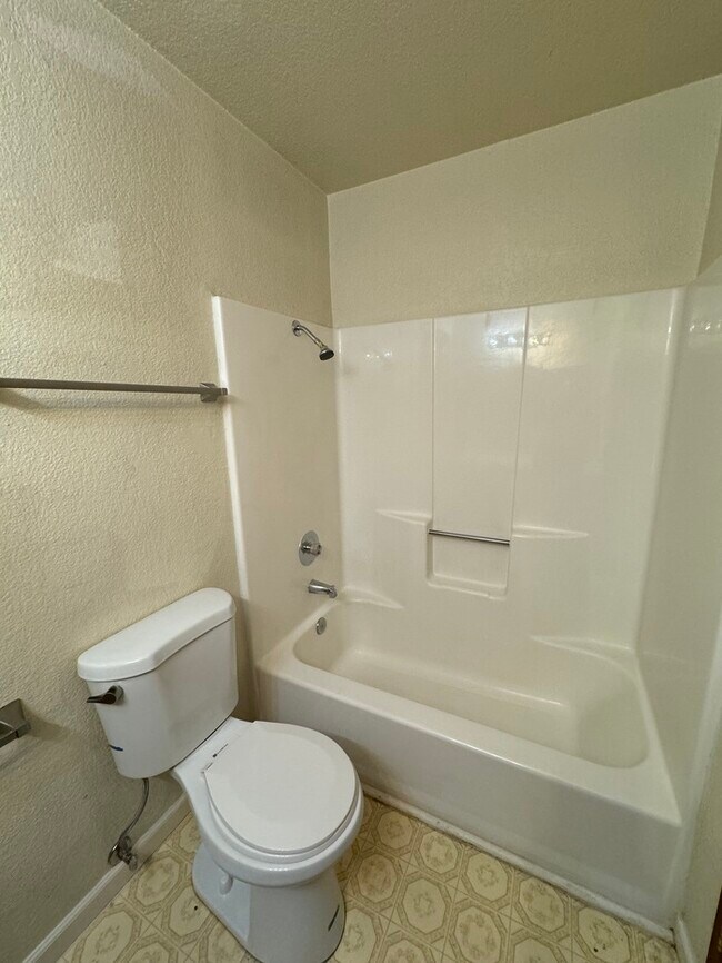 Building Photo - Beautifully spacious 3 bedroom 2 bath home...