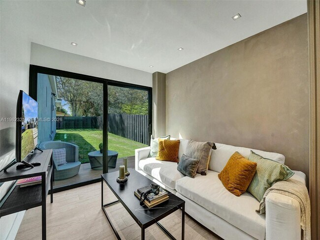 Building Photo - 2066 NE 174th St