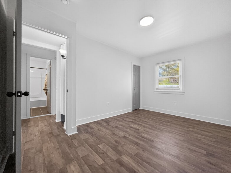 Building Photo - 13 Blinker Ct