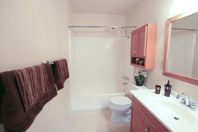 Building Photo - Two Bedroom Condo in UTC