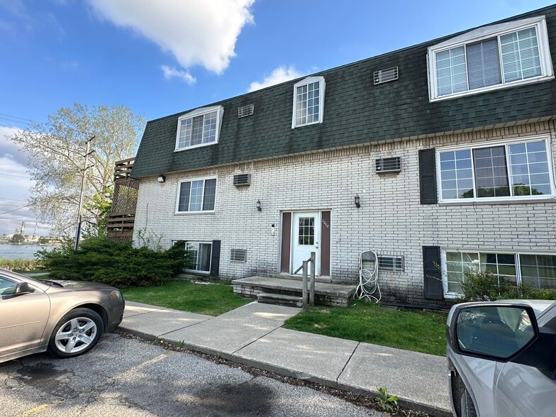 Building Photo - 2008 Military St