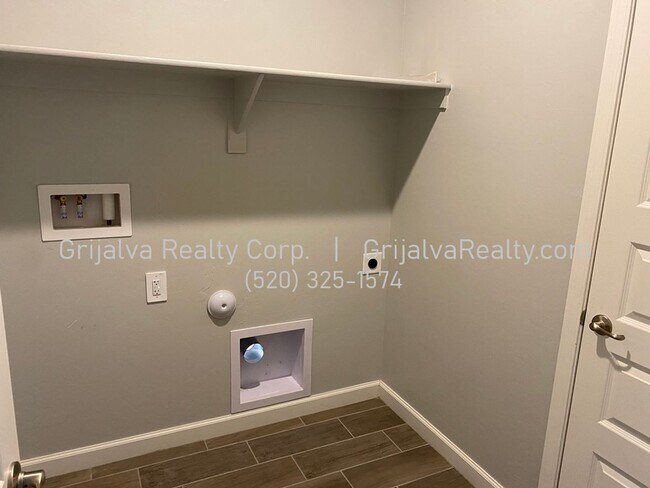 Building Photo - Newer 4 BR Home in Sahuarita for Rent **MO...