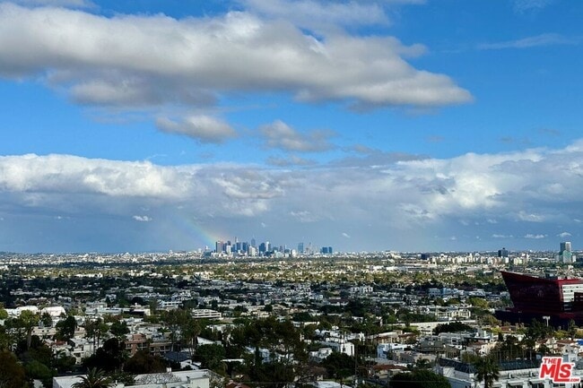 Building Photo - 999 N Doheny Dr