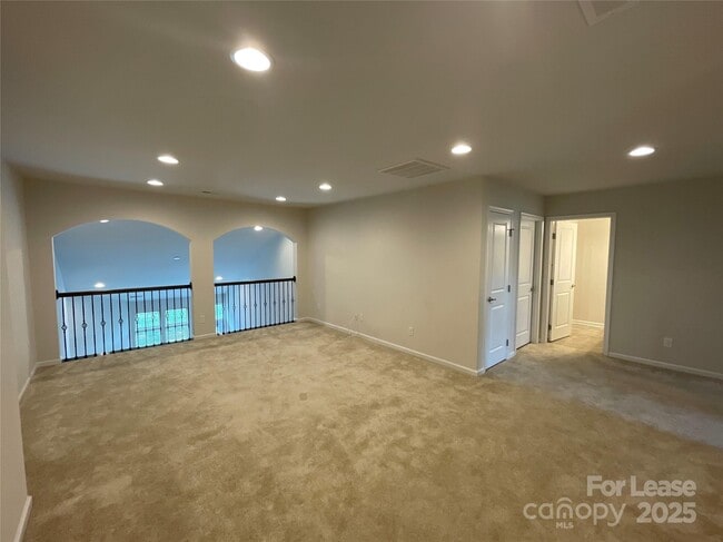 Building Photo - 11060 Discovery Dr NW