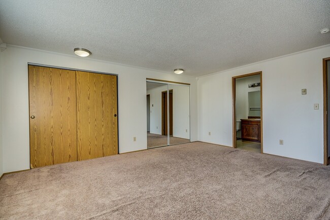 Building Photo - 3 BR / 2.5BA Townhouse Condo – Woodside Co...