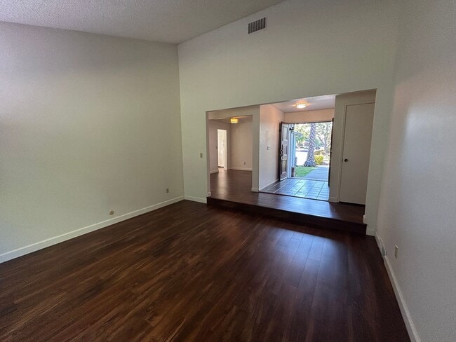 Building Photo - Updated 4-Bedroom Single-Story Home in Con...