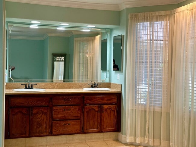 Building Photo - Beautiful well maintained home! Excellent ...