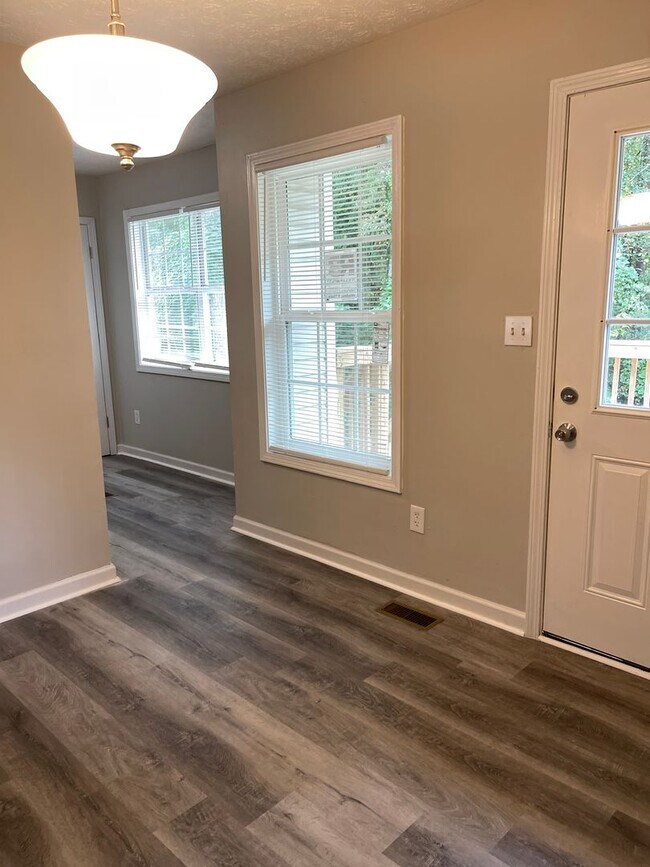 Building Photo - Split level home
