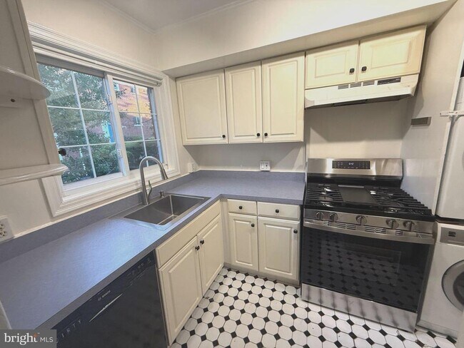 Building Photo - 3328 Gunston Rd