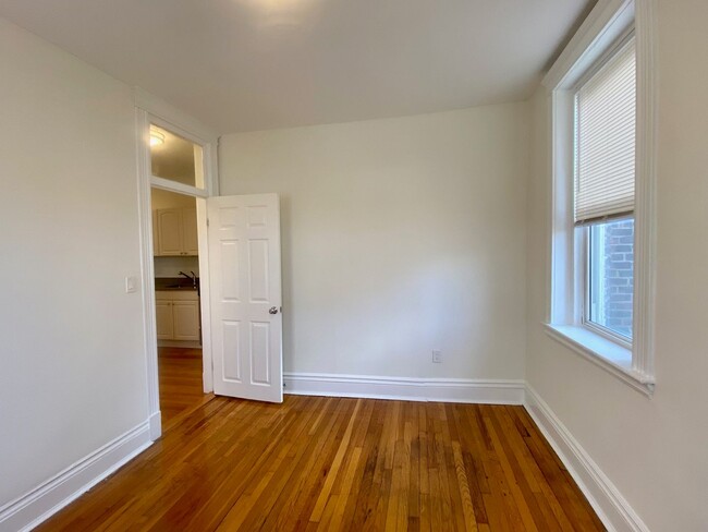 Building Photo - Nicely renovated 2 bed unit with utilities...