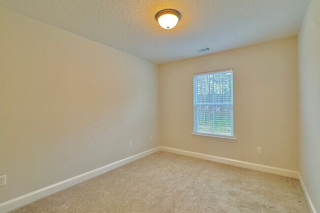 Building Photo - AVAILABLE NOW! (Pet Friendly)