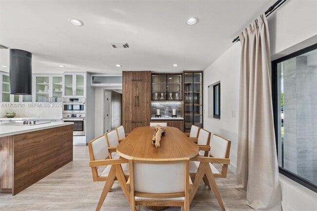 Building Photo - 116 W 1st Ct