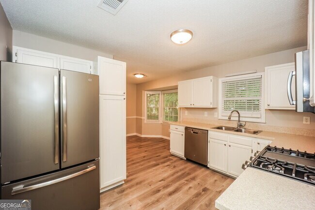 Building Photo - 10916 Clearwater Dr