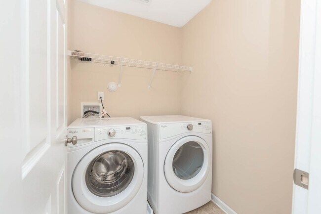 Building Photo - Beautiful 3 bedroom 2 Bath Town Home in Wi...