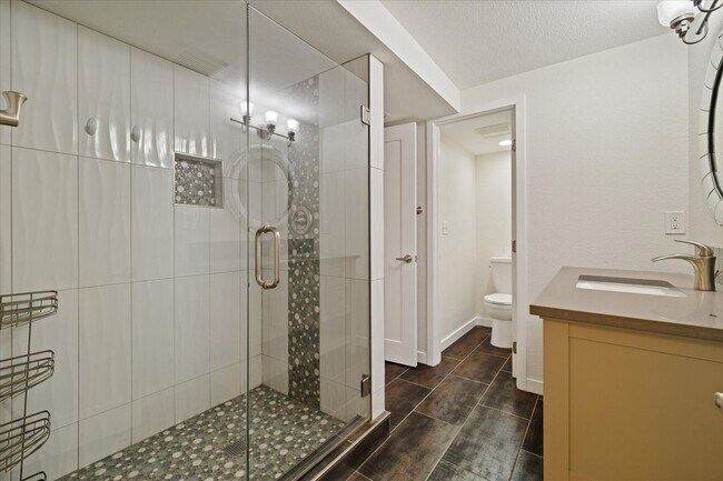 Building Photo - Amazing 4 bedroom, 3 bath home right by St...