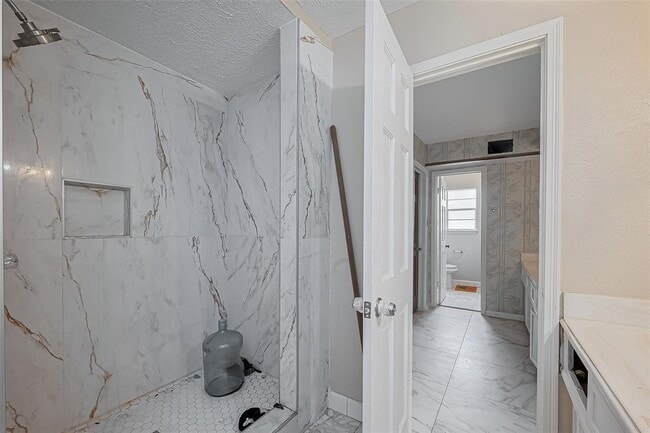 Building Photo - 811 Loire Ln