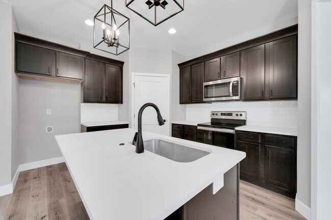 Building Photo - Hickory Village 55 Plus, LLC - 3700 E Cherry St Springfield, MO 65809