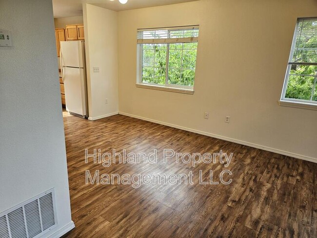 Building Photo - 316 NE Whitman St