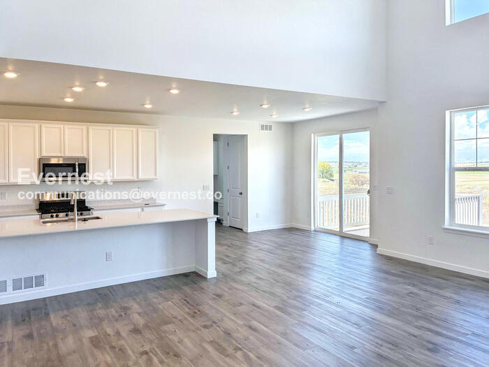 Building Photo - 740 Columbia St