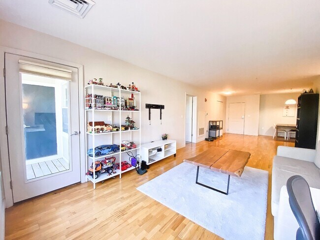 Building Photo - 318 Rindge Ave