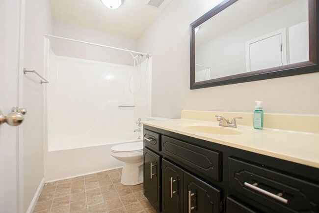 Building Photo - Updated Three Bedroom!