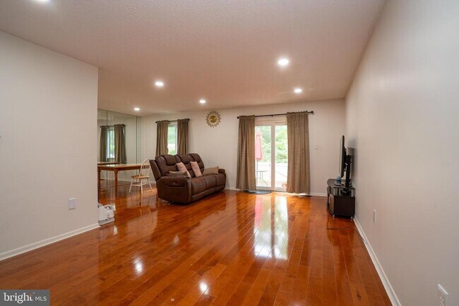 Building Photo - 16 Thoreau Dr
