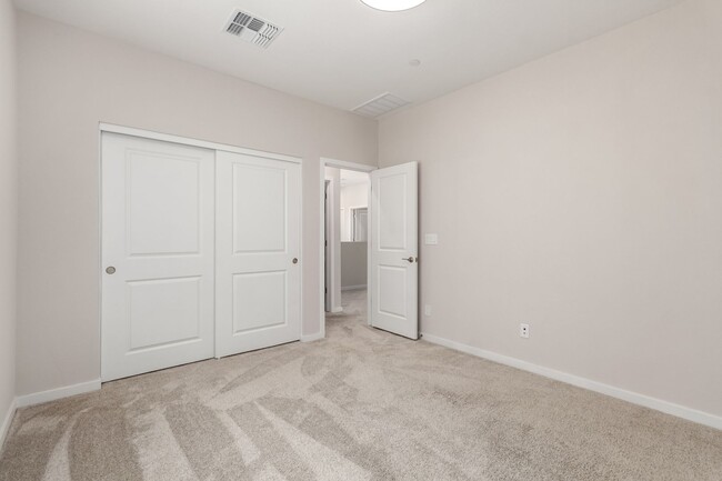 Building Photo - Modern and Spacious Townhome in the Mosaic...