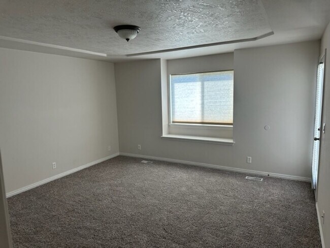 Building Photo - 943 Mount Hood Pl N