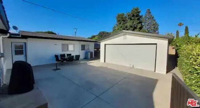 Building Photo - 335 S California St