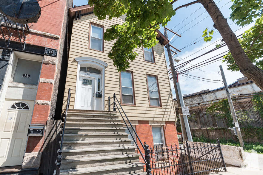 Primary Photo - 948 W Willow St