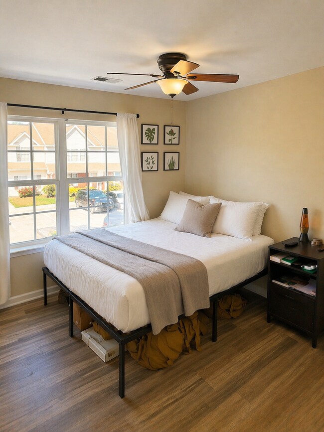 Building Photo - Three Bedroom Townhome Available!