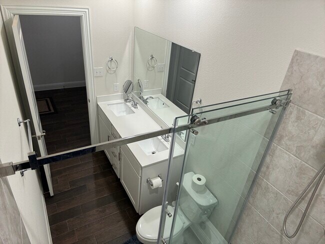 Guest Bath - 4627 Shivers Ln