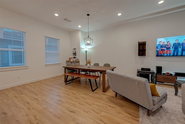 Building Photo - 8911 Knoll Villas St