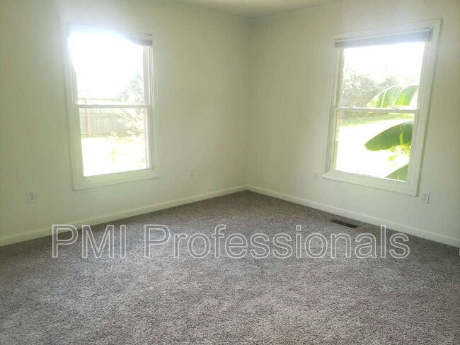 Building Photo - 2988 Parkwood Dr