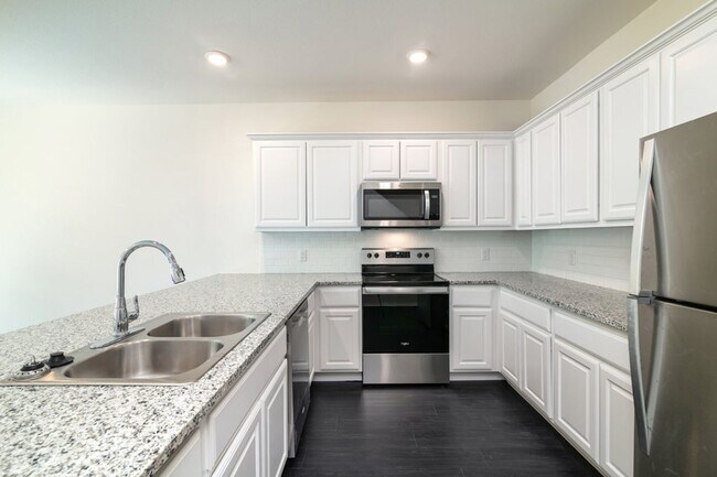 Building Photo - AVAILABLE NOW! 3 BEDROOM TRIPLEX LOCATED IN BONHAM, TEXAS!
