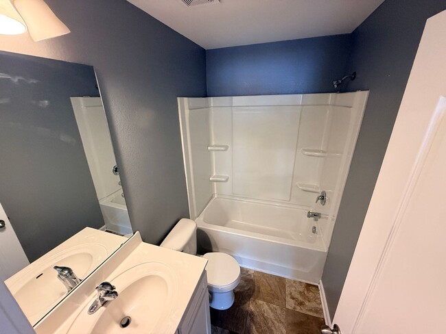 Building Photo - Beautiful Townhome in Charlotte, minutes from the airport