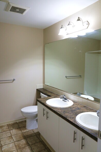 Building Photo - 12300 Harbour Pointe Blvd