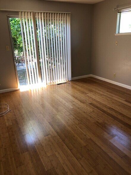 Main bedroom with wall to wall closet - 870 Coolidge Ave