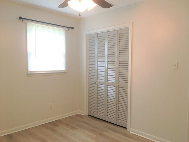 Building Photo - Charming 3 Bedroom, 2 Bath with Sunroom