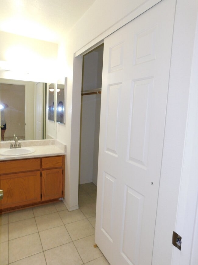 Building Photo - 3 BEDROOM HOME IN OCOTILLO!