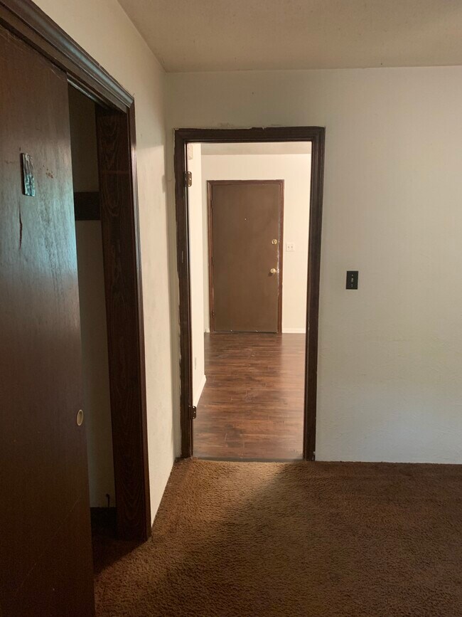 Building Photo - 1112 Hidden Valley Dr