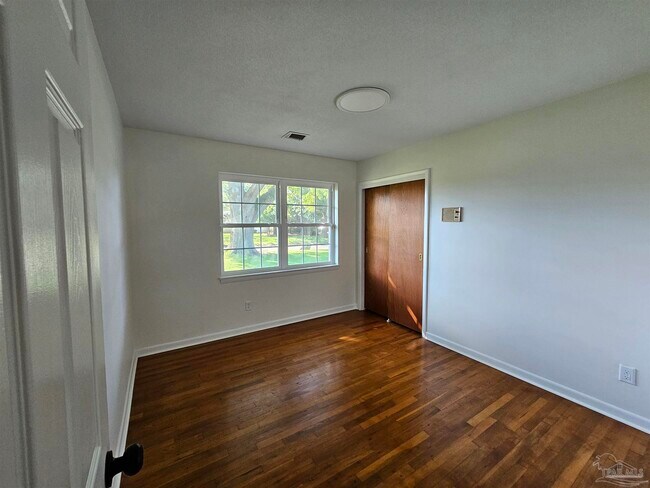 Building Photo - 6222 Vicksburg Dr